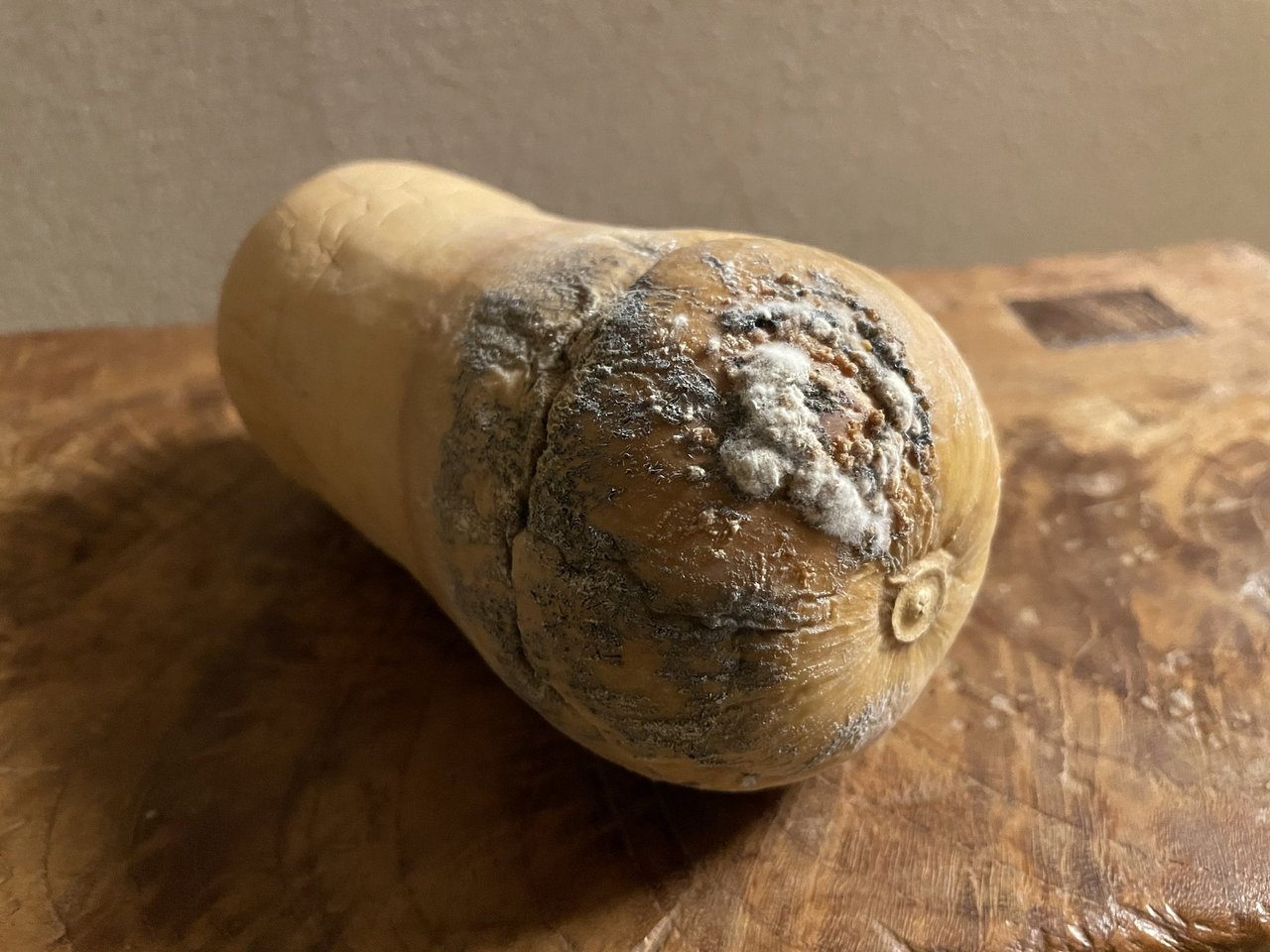 木製のテーブルの上に置かれたバターナッツかぼちゃ。